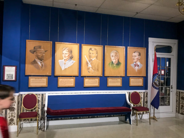 Jesse James home with photos 