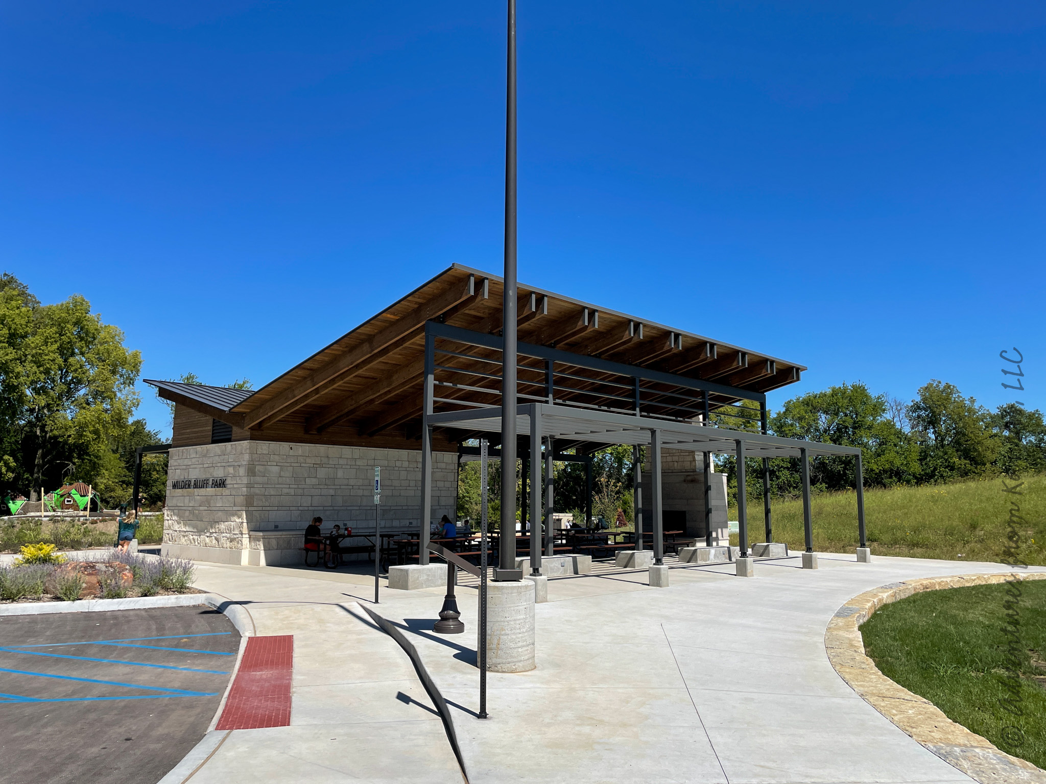 shelter house at wilder bluff park with picnic tables