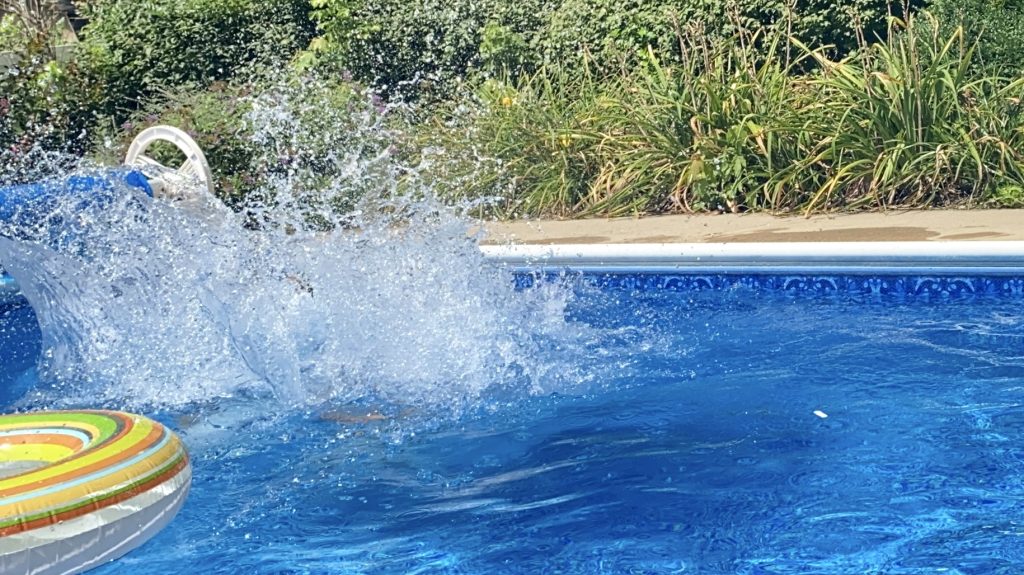 summer pool toys for tweens showing splashing water with the inner tube